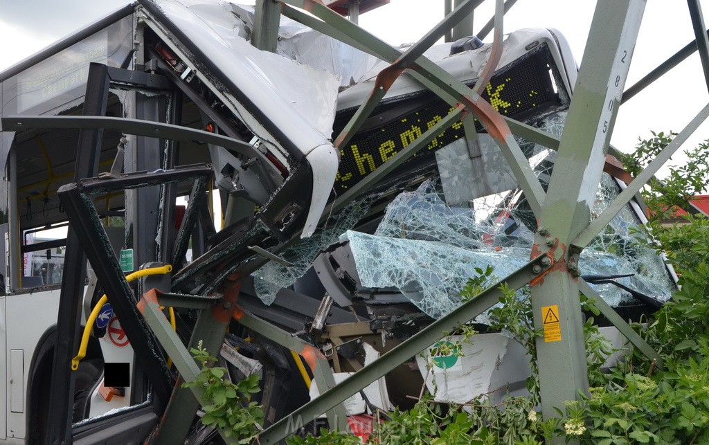 Schwerer Bus Unfall Koeln Porz Gremberghoven Neuenhofstr P400.JPG - Miklos Laubert